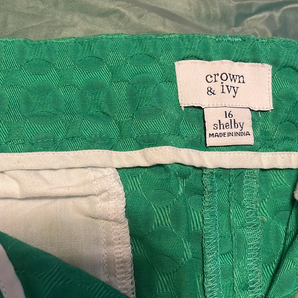 Crown & Ivy Textured Green Scallop Hem Shorts - Picture 4 of 6
